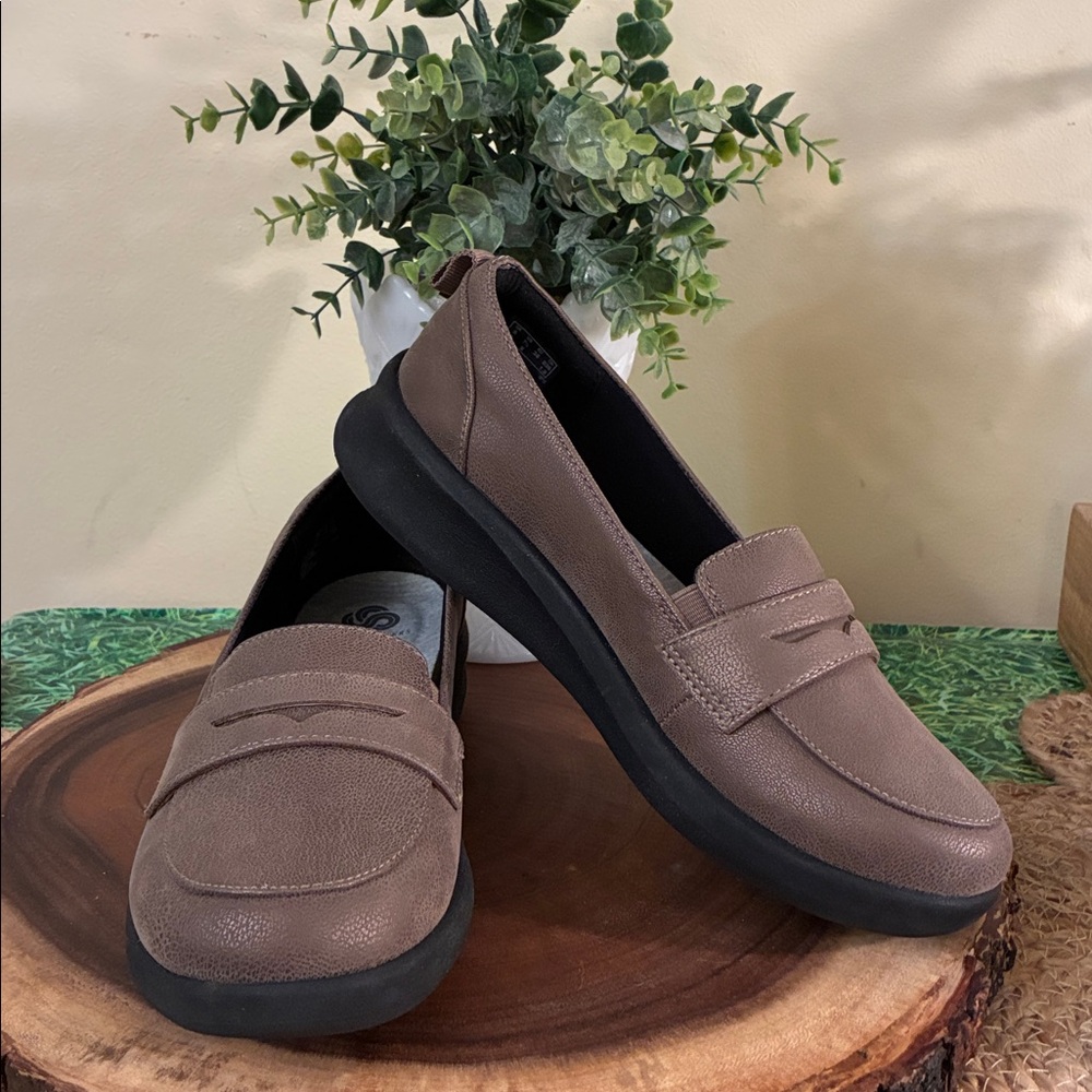 Clarks Cloud Steppers Taupe Light Brown Loafers, EUC